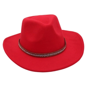 Dettaglio cappello cowboy in feltro rosso con fascia di strass e corona incavata