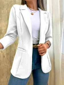 Detalle de un blazer blanco entallado para mujer con solapas y bolsillos decorativos
