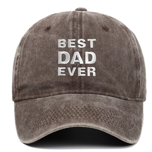 Détail de la broderie Best Dad Ever sur une casquette en coton lavé marron