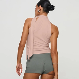 Detail des rosa Neckholder-Tops mit rückenfreiem Design und elastischer Stricktextur