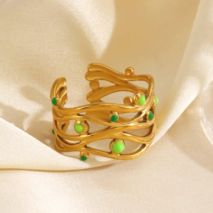 Moderno anello a onde in acciaio inossidabile placcato oro 18K con smalto verde