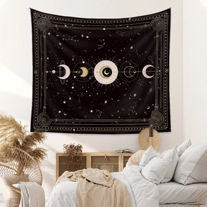 Tapisserie bohème noire avec motifs soleil, lune et constellations pour déco de chambre