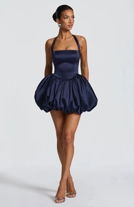 Détail de la robe licou en satin bleu foncé avec jupe structurée en forme de bulle