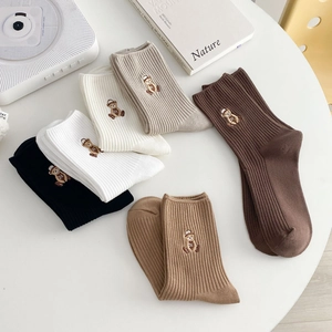 Chaussettes douillettes aux tons terre avec broderie ours et maille côtelée