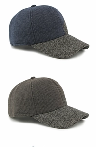 Detailansicht dicker Winter-Basecaps in Marine und Braun mit strukturiertem Wollschirm
