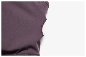 Détail de la brassière de sport violet foncé avec coussinets de poitrine amovibles