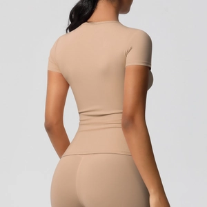 Vue détaillée du dos d'un haut de yoga et legging nude avec tissu brossé mat et doux
