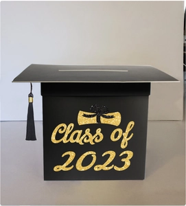 Détail de la boîte à cartes de diplôme 2023 avec pompon noir et lettrage doré scintillant