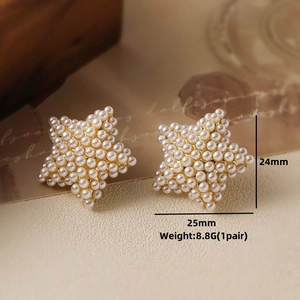 Star-shaped earrings with white pearls and gold base measuring 25mm in width
