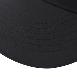 Detailansicht eines schwarzen Baseballcap-Schirms mit fünfreihig verstärkten Nähten