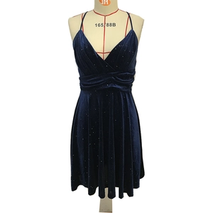 Elegantes tiefblaues Samt-Abendkleid mit V-Ausschnitt und Glitzer auf einer Schaufensterpuppe