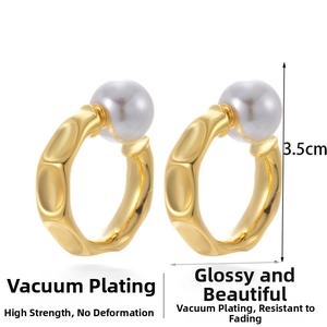 Détail des boucles d'oreilles créoles dorées avec perles blanches et dimensions précises
