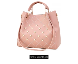 Sac seau matelassé rose avec rivets perles et boucle métallique vue de profil