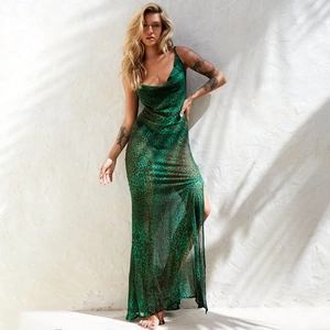 Détail d'une robe longue léopard vert avec fente latérale et design dos nu à bretelles
