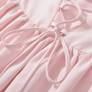 Robe dos nu rose en tissu gaufré avec détail de nœud délicat noué à l'arrière