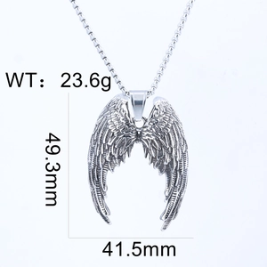 Vue détaillée du pendentif aile d'ange en argent avec mesures de hauteur et largeur