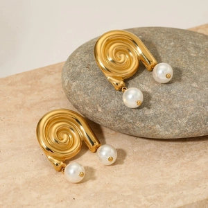 Boucles d'oreilles conque en acier doré avec perles blanches, style plage et océan