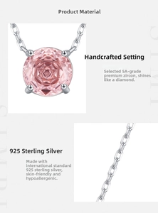 Détails macro du collier en argent S925 avec zircon rose et pendentif serti à la main
