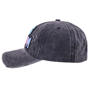 Dettaglio del cappellino vintage lavato con ricamo colorato DOG MAMA in spugna