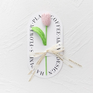 Dettaglio di tulipano rosa lavorato a mano con cartoncino bianco e fiocco decorativo
