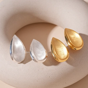 Boucles d'oreilles gouttes minimalistes en métal brossé, finitions or et argent
