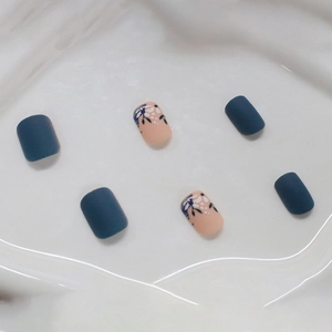 Unghie finte opache corte e quadrate blu scuro e rosa nude con motivi floreali a rosa