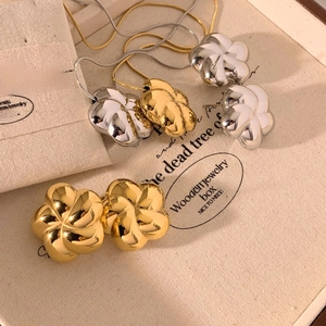3D hollow flower jewelry set in gold and silver finish with polished mirror surface