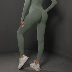 Détail du pantalon de yoga taille haute sans couture et haut à manches longues en mesh
