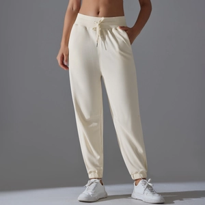 Détail de la taille haute à cordon de serrage sur ce pantalon de jogging crème