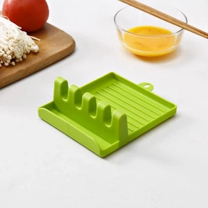 Poggiautensili da cucina multifunzione verde per coperchi e cucchiai su piano di lavoro