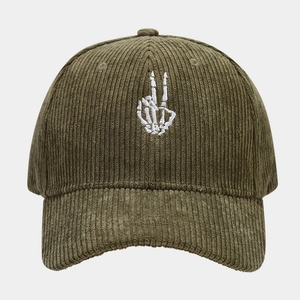 Gros plan sur la casquette en velours côtelé vert olive avec broderie main squelette