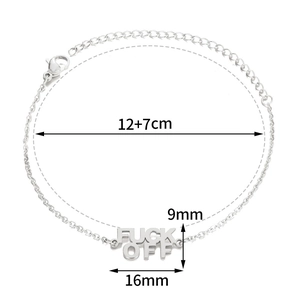 Detailansicht eines silbernen Edelstahl-Armbands mit FUCK OFF Ausschnitt-Element