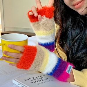 Mitaines tricotées en peluche à rayures arc-en-ciel pour femmes dans un cadre cosy