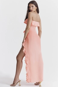 Détail de la robe bustier rose orangé avec volants et fente latérale haute sur mannequin