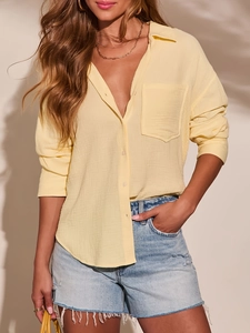 Detalle de la camisa de algodón amarillo claro con textura de lino y bolsillo frontal