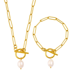 Elegante set di gioielli in oro con catena a graffetta, perle e chiusura a levetta