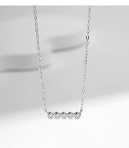 Dettaglio della collana in argento S925 con cinque pietre di moissanite incastonate in fila