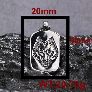 Vue détaillée du pendentif tête de loup Viking avec dimensions 20x50mm et poids 20,76g