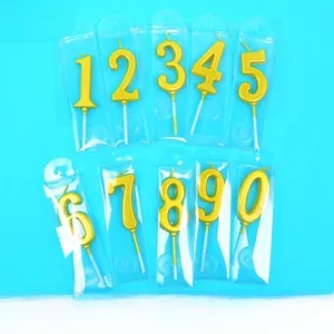 Detailoverzicht van gouden verjaardagskaarsen 0-9 in aparte PVC-displayverpakking