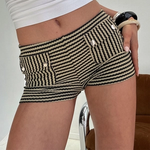 Detail van gebreide korte broek met strepen, hoge taille en gouden metalen knoop