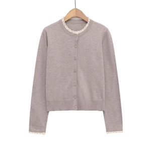 Gilet en maille mauve élégant avec col en dentelle blanche et poignets côtelés