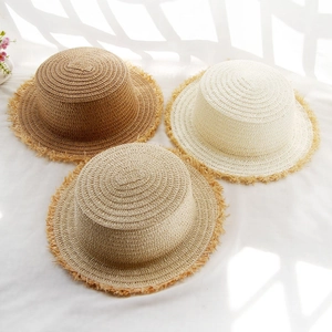 Chapeaux de paille d'été tressés avec bords effilochés en café, beige et crème