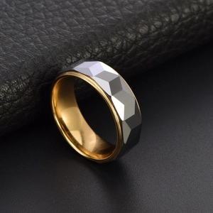 Bague pour homme en acier tungstène bicolore avec finition facettée argent et or