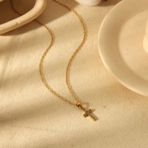 Collier Pendentif Croix Plaqué Or 18 Carats Acier Inoxydable Zircone Design Cœur Bijoux Mode Élégants Cadeau Pour Femmes