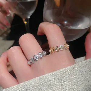 Leaf-shaped pearl ring with zircon in gold and silver finish on model hand