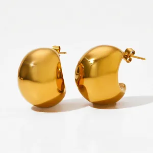 Vue détaillée de boucles d'oreilles boules en acier inoxydable doré avec fermoir papillon