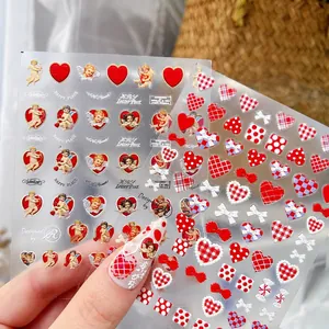 Detaillierte Makroansicht der 5D-geprägten Nagelsticker mit Vintage-Engeln und roten Herzen