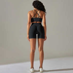 Vue détaillée du soutien-gorge de sport à dos croisé et du short à taille haute noir