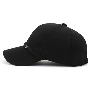 Dettaglio cappellino da baseball nero con texture in twill e logo in metallo argento