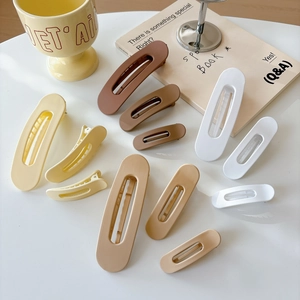 Matte hair clip set with 12 pieces in 4 colors and 3 sizes for versatile hairstyling